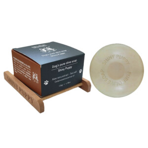 Καθαρίζει απαλά το δέρμα και το τρίχωμα του σκύλου, ενώ παράλληλα χαρίζει λαμπερό τρίχωμα. Εκτός από το πολύτιμο ελαιόλαδο, περιέχει ενυδατική αλόη βέρα και θαλασσινό αλάτι. Είναι εμπλουτισμένο με αιθέριο έλαιο κέδρου.