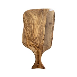 Σανίδα κοπής με λαβή από ξύλο ελιάς– 35x18 cm. Θα χαρίσει μια αίσθηση φινέτσας και πολυτέλειας στο χώρο σας , θα κλψει τις εντυπώσεις.