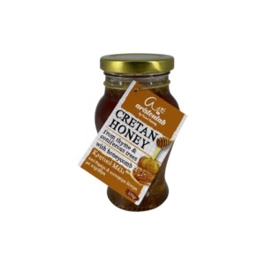 Cretan honey with honeycomb is known for its beneficial properties. In addition to the sweetness and incredible taste it offers, it is a source of antioxidant compounds. So they protect our bodies from free radicals and premature aging.