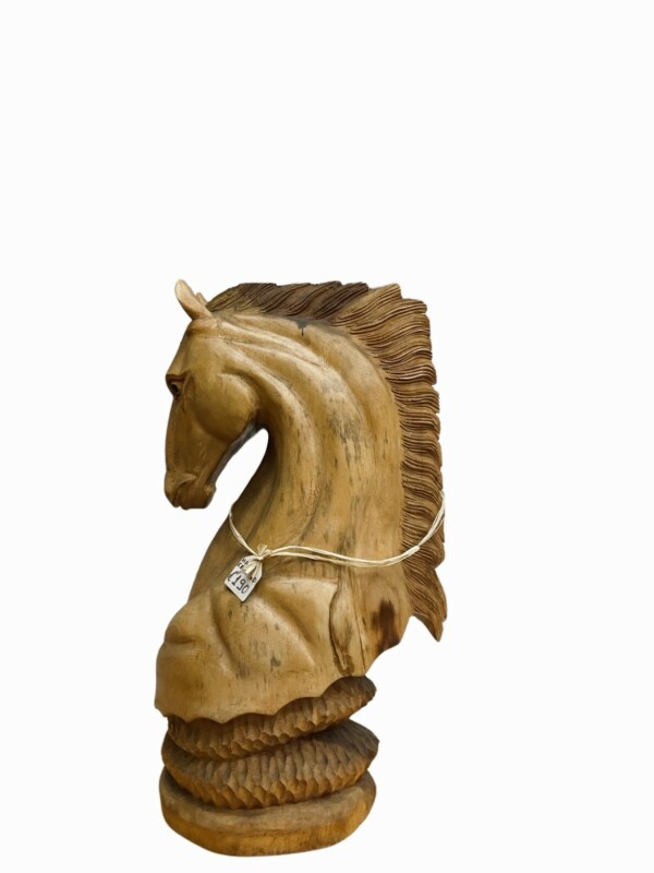Ξύλινη χειροποίητη φιγούρα ” Άλογο “ . Αποτελεί μια υπέροχη επιλογή για να προσθέσετε μια αίσθηση πολυτέλειας και φυσικής ομορφιάς στον χώρο σας.