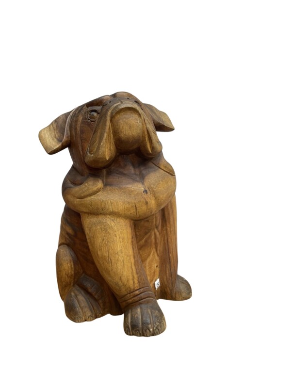 Ξύλινo χειροποίητo γλυπτό Σκύλος 54 x 39 εκ. Ξύλινο διακοσμητικό “Σκύλος” που προσδίδει μια ιδιαίτερη αίσθηση στη διακόσμηση του χώρου σας. Κατασκευασμένο από άριστης ποιότητας ξύλο ελιάς σκαλισμένο στο χέρι.  Αποτελεί μια φιγούρα που υπερβαίνει τις προσδοκίες σας όσον αφορά την αισθητική και την ποιότητα.