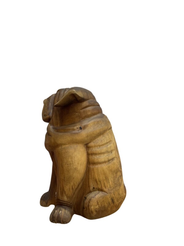 Ξύλινo χειροποίητo γλυπτό Σκύλος 54 x 39 εκ. Ξύλινο διακοσμητικό “Σκύλος” που προσδίδει μια ιδιαίτερη αίσθηση στη διακόσμηση του χώρου σας. Κατασκευασμένο από άριστης ποιότητας ξύλο ελιάς σκαλισμένο στο χέρι.  Αποτελεί μια φιγούρα που υπερβαίνει τις προσδοκίες σας όσον αφορά την αισθητική και την ποιότητα.
