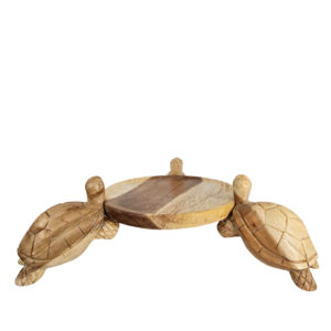 Μοναδικός ξύλινος δίσκος από ξύλο ελιάς που στηρίζεται από τρεις χελώνες. Άριστης ποιότητας κατασκευή από ξύλο ελιάς σε ένα πρωτότυπο μοντέρνο σχέδιο που ενδείκνυται για κομψές παρουσιάσεις