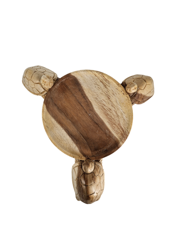 Μοναδικός ξύλινος δίσκος από ξύλο ελιάς που στηρίζεται από τρεις χελώνες. Άριστης ποιότητας κατασκευή από ξύλο ελιάς σε ένα πρωτότυπο μοντέρνο σχέδιο που ενδείκνυται για κομψές παρουσιάσεις