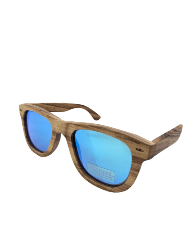 Ξύλινα Polarized γυαλιά ηλίου 100% UV Protection
Ξύλινα χειροποίητα γυαλιά από φυσικό ξύλο ,σε μοντέρνα Unisex σχεδίαση ,έτσι ώστε να ταιριάζουν τέλεια σε κάθε πρόσωπο .
Περιλαμβάνεται ξύλινη θήκη μεταφοράς καθώς και το πανάκι καθαρισμού.