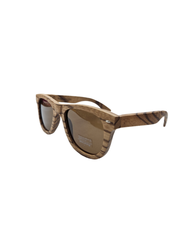 Ξύλινα Polarized γυαλιά ηλίου 100% UV Protection

Ξύλινα χειροποίητα γυαλιά από φυσικό ξύλο ,σε μοντέρνα Unisex σχεδίαση ,έτσι ώστε να ταιριάζουν τέλεια σε κάθε πρόσωπο .
Περιλαμβάνεται ξύλινη θήκη μεταφοράς καθώς και το πανάκι καθαρισμού.
Όλα τα γυαλιά επάνω φέρουν σήμανση CE ,με προστασία UV 400 και πληρούν όλες τις Ευρωπαικές προδιαγραφές ποιότητας και κανονισμούς ασφαλείας.