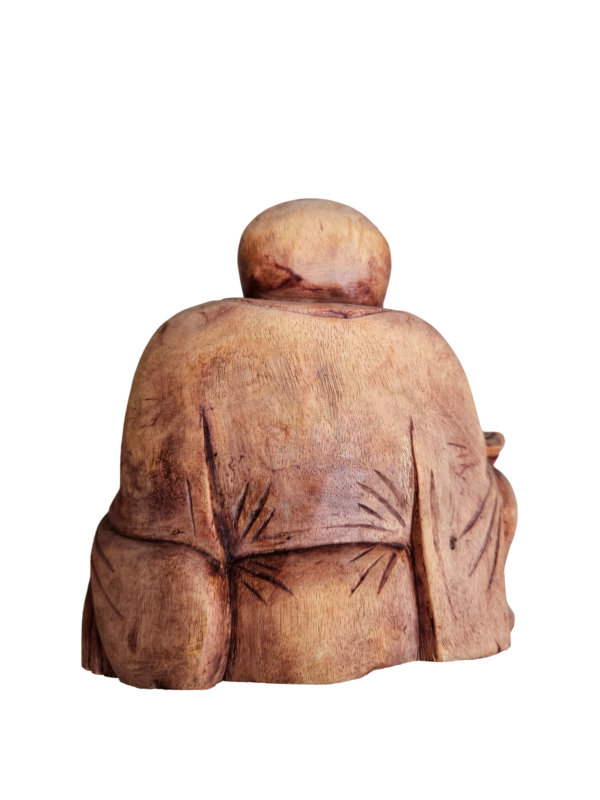 Ξύλινο χειροποίητο γλυπτό Βούδας 15×15 εκ. Ο Βούδας θεωρείται ότι συμβολίζει την σοφία, την ηρεμία , την φώτιση και την ειρήνη. Επίσης, κατά την κινέζικη φιλοσοφία φενγκ σούι ο βούδας είναι σύμβολο πλούτου και ευημερίας. Αποτελεί ένα υπέροχο γλυπτό από άριστης ποιότητας ξύλο σκαλισμένο στο χέρι. Οι γήινες αποχρώσεις του θα δώσουν μια ζεστασιά στο χώρο σας !