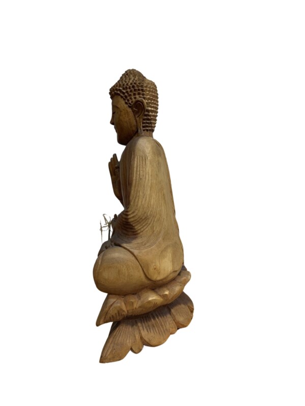 Ξύλινο χειροποίητο γλυπτό Βούδας 52×32 εκ. Ο Βούδας θεωρείται ότι συμβολίζει την σοφία, την ηρεμία , την φώτιση και την ειρήνη. Επίσης, κατά την κινέζικη φιλοσοφία φενγκ σούι ο βούδας είναι σύμβολο πλούτου και ευημερίας. Αποτελεί ένα υπέροχο γλυπτό από άριστης ποιότητας ξύλο σκαλισμένο στο χέρι. Οι γήινες αποχρώσεις του θα δώσουν μια ζεστασιά στο χώρο σας !