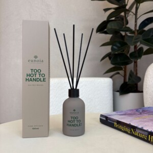 Salted Waves – Διαχυτής αρώματος 100ml. Ένα ζεστό και γλυκό άρωμα που θυμίζει φρεσκοψημένα γλυκίσματα και στιγμές θαλπωρής.