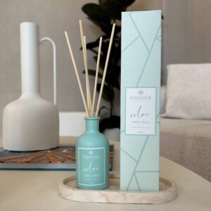 Relax Apple Spice - Διαχυτής αρώματος 100ml. Ένα αέρινο άρωμα με νότες μήλου και κανέλας που σας μεταφέρει νοερά σε εξωτικούς παραδείσους της Άπω Ανατολής.