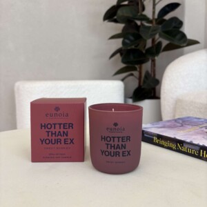 Sweet Berries - Χειροποίητο φυτικό κερί σόγιας 220g. Ένα χαρούμενο και παιχνιδιάρικο άρωμα που ξεχειλίζει από γλυκές νότες μούρων και φρουτένια φρεσκάδα.