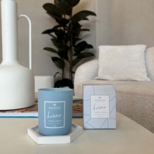 Karma Vanilla Cream - Χειροποίητο φυτικό κερί σόγιας 100ml. Έχει χαλαρωτική ιδιότητα ,απομακρύνει την ένταση αφήνοντας ευχάριστη διάθεση.