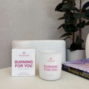 Musk Velvet - Χειροποίητο φυτικό κερί σόγιας 220g. Το άρωμα αυτό προσφέρει αίσθηση καθαριότητας, ηρεμίας και διακριτικής πολυτέλειας.